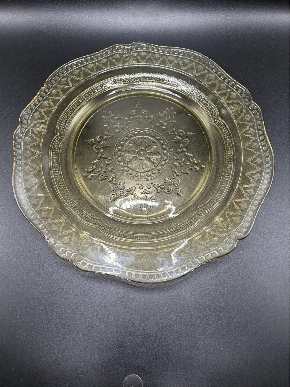 Decorative Olive Green Glass Dinner Plate - Elegant Scalloped Edge